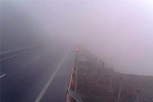 冬日駕車出行遇到團霧怎么辦？學會這7招或許能保命！