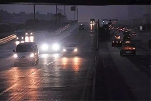 夜間開車老司機都懂：走灰不走白，見黑停下來！