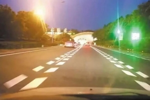 跑高速，遇到這種魚骨狀標線千萬要注意