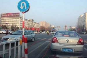 車主請注意！路口不要這樣轉(zhuǎn)彎，一旦被發(fā)現(xiàn)，扣8分罰500元